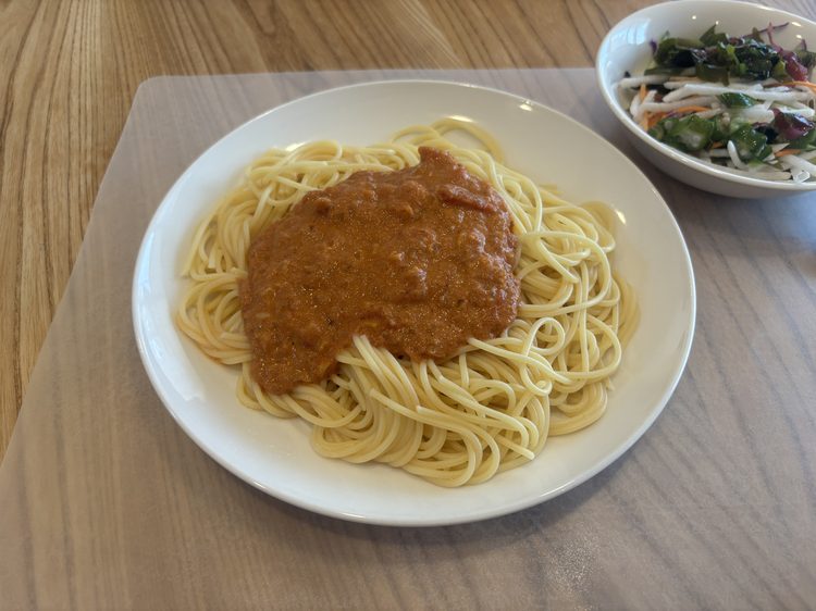 ホットクックでゆでたスパゲッティにミートソースをかけた夕食