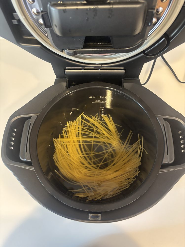 ホットクックの内鍋の中でスパゲッティがお湯に沈んだ状態