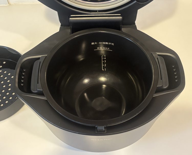 ホットクックの内鍋の中。水位MAXの線が見える