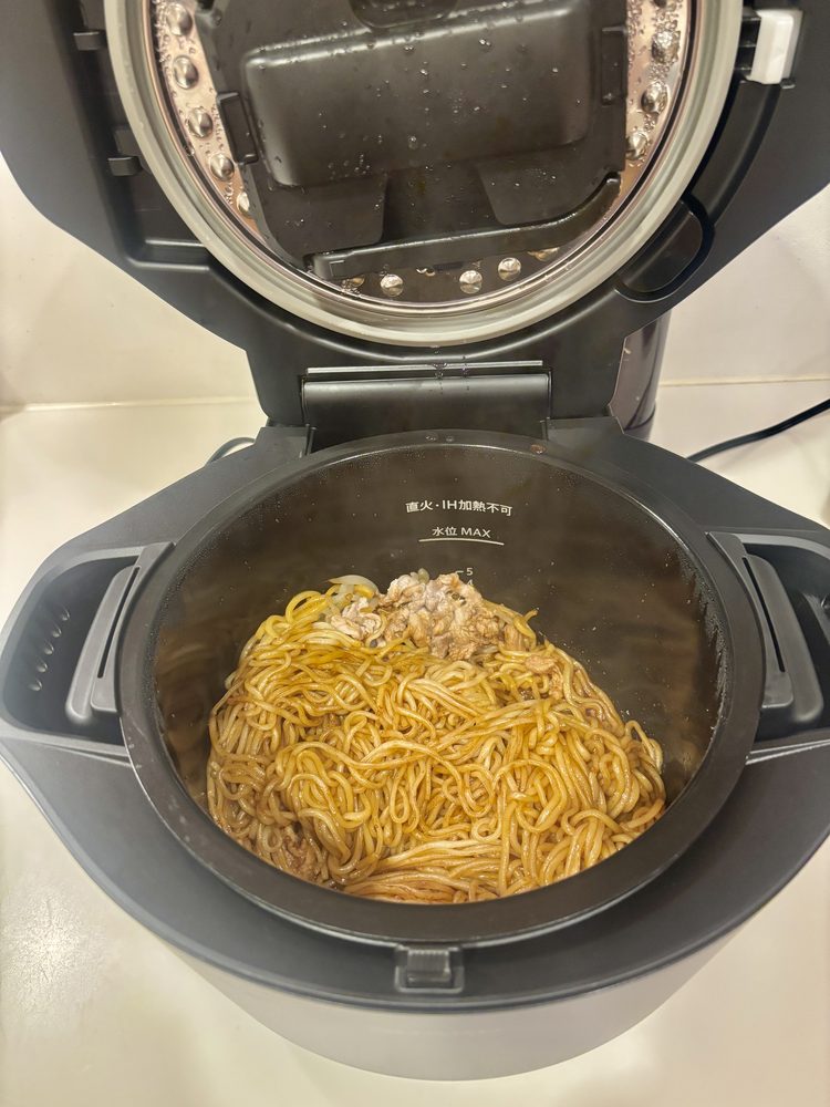 ホットクックで加熱を終えた焼きそば。麺がべちょっとしている