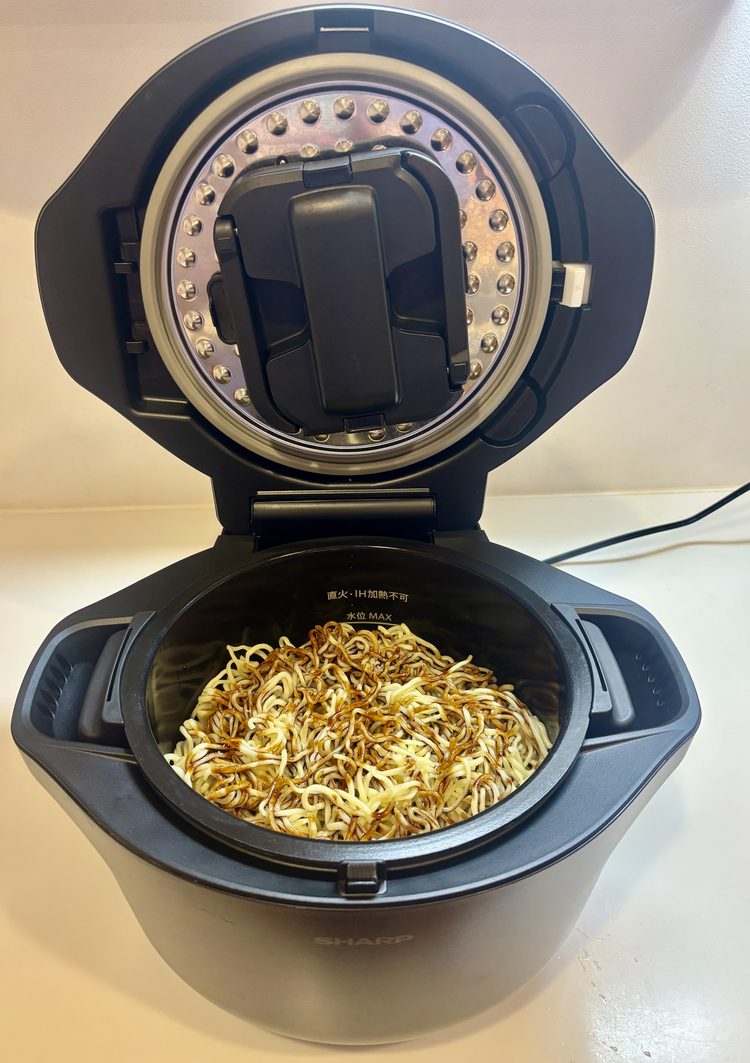 焼きそばの材料を入れた内鍋をホットクック本体にセットしたところ