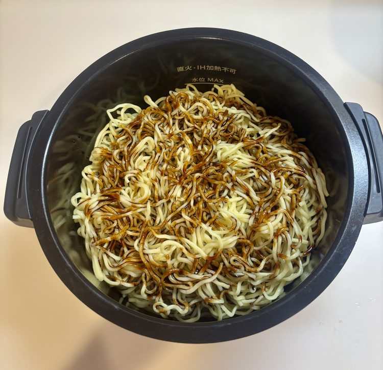 ホットクックの内鍋に焼きそばの材料を入れたところ