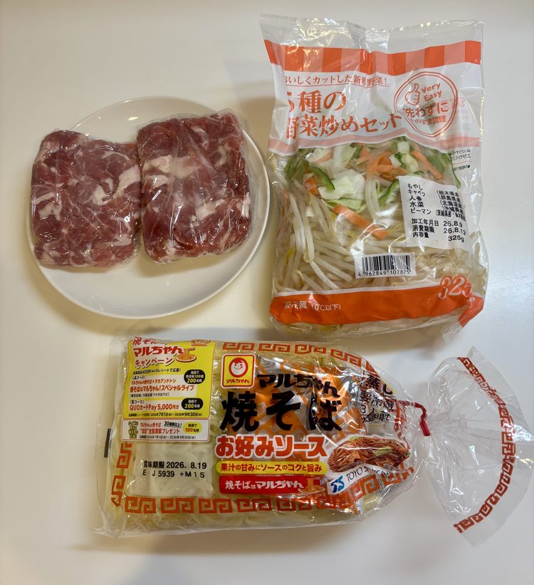 ホットクックで作る焼きそばの材料。豚肉・カット野菜・まるちゃん焼きそば3人前