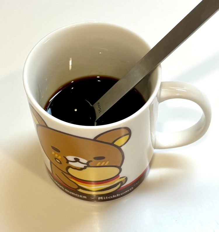 マグカップに合わせた調味料と計量スプーン