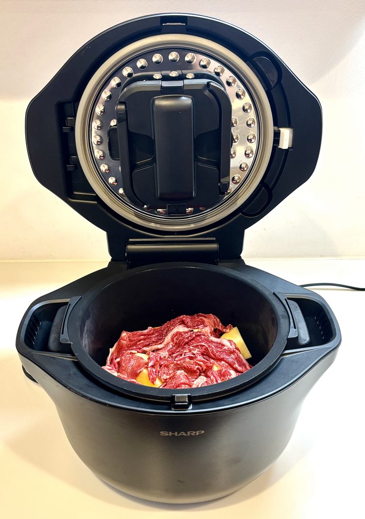 材料を入れた内鍋をホットクック本体にセットしたところ