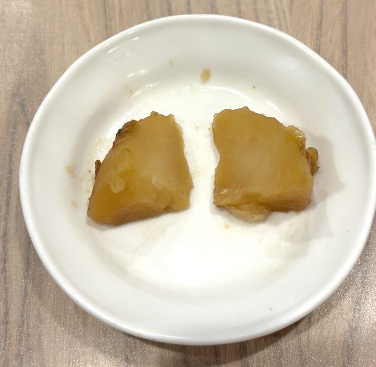 割ったじゃがいもの断面。中まで煮汁の色が染みている
