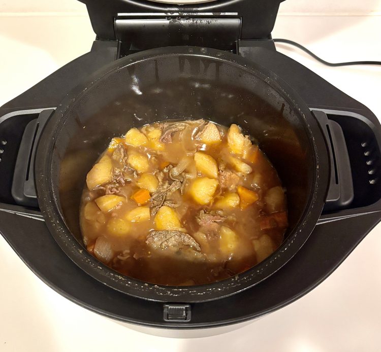 完成した肉じゃが。煮汁に浸かったじゃがいもと牛肉