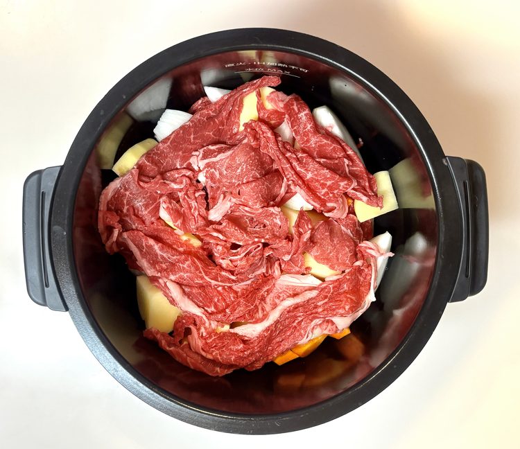 内鍋に野菜と牛肉を交互に重ね入れた状態を真上から見たところ