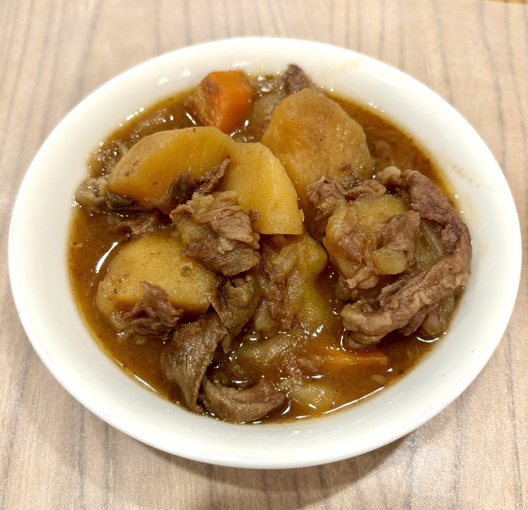 器に盛り付けた肉じゃが