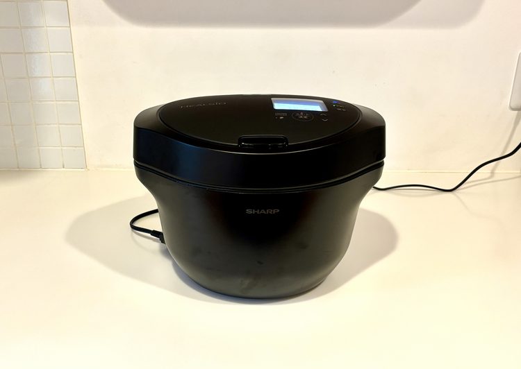 予約をセットして出勤前のホットクック本体。画面に18:00の表示