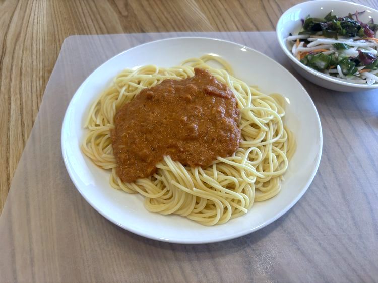 ホットクックでゆでたスパゲッティにミートソースをかけた夕食