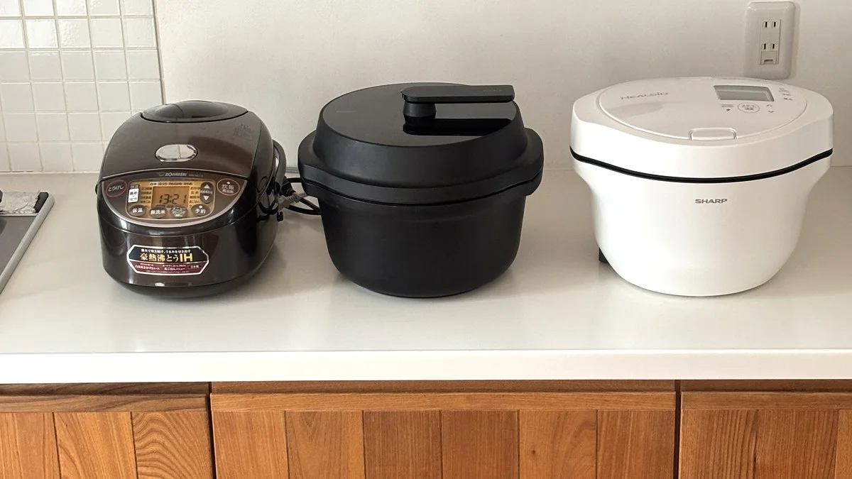 炊飯器・オートクッカービストロ・ホットクックをキッチンに並べた写真