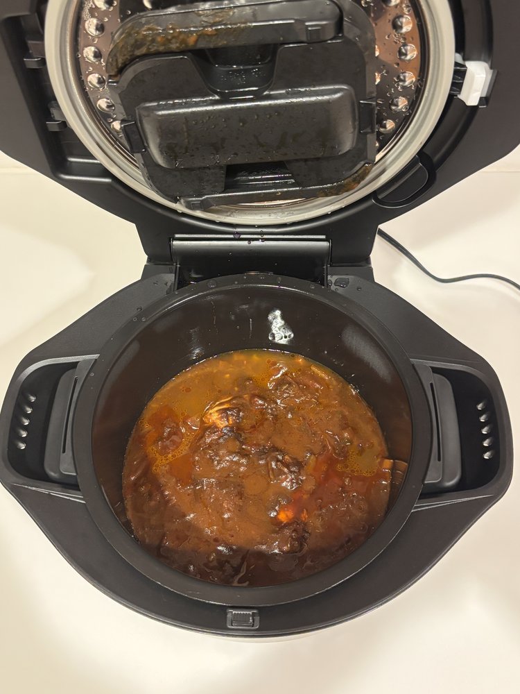 できあがり直後のふたを開けた鍋の中。赤みの強いカレー