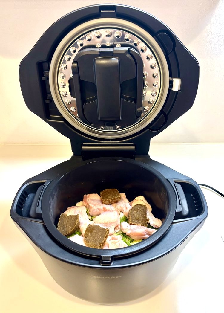 材料を入れた内鍋をホットクック本体にセットしてふたを開けたところ