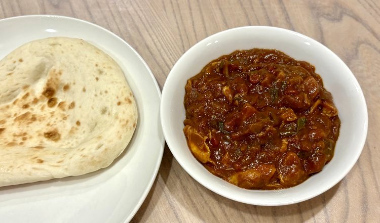 ナンと器に盛ったカレー