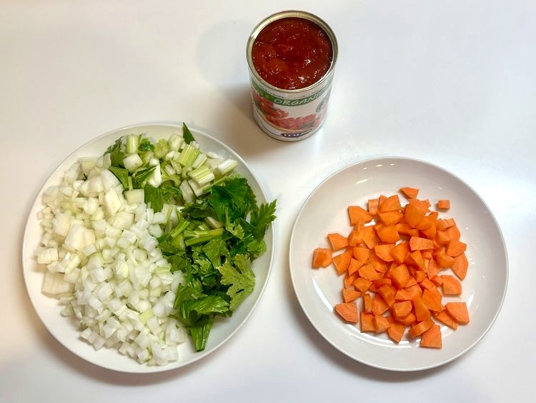 下ごしらえした野菜。みじん切りの玉ねぎとセロリ、角切りのにんじん、トマト缶
