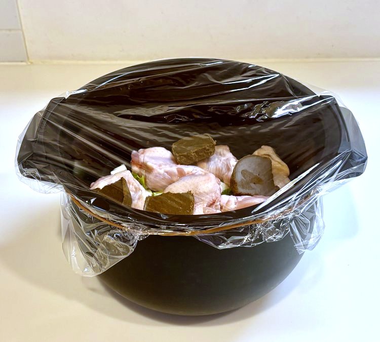 材料を入れた内鍋にラップをかけた状態