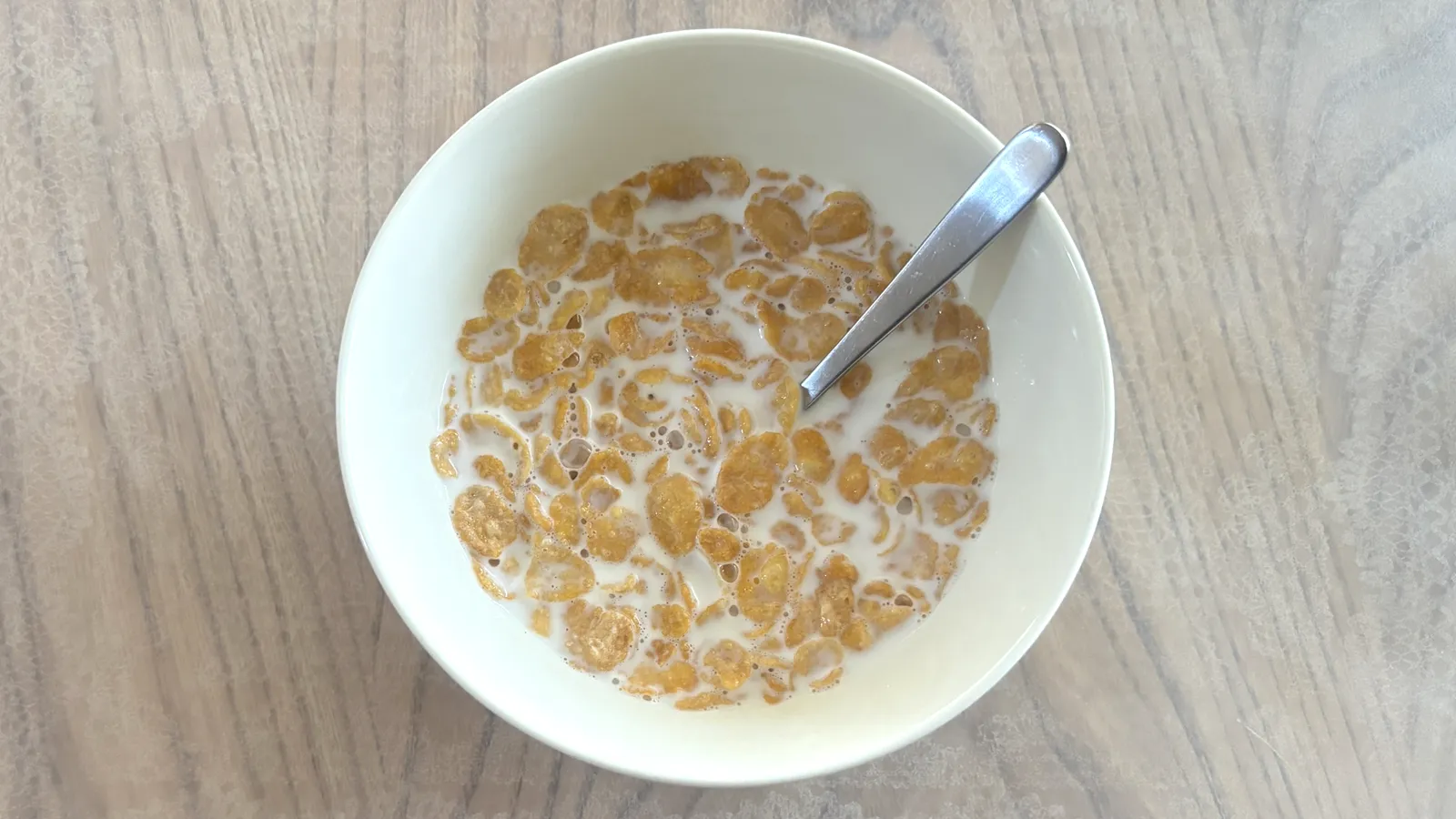 牛乳を注いだシリアル