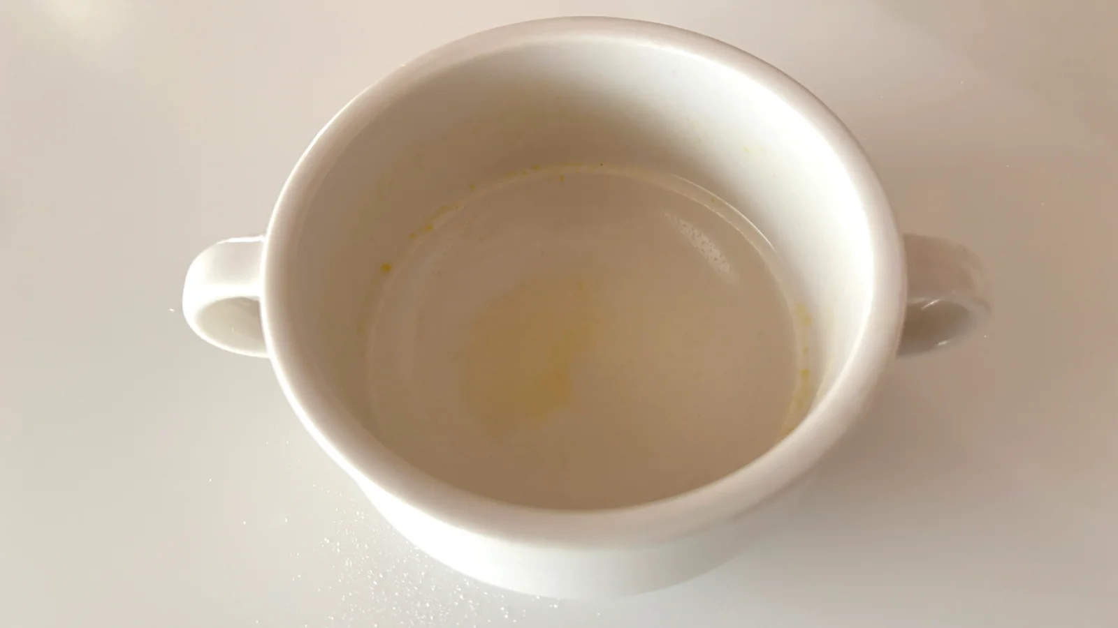 飲み終わったコーンスープのカップ