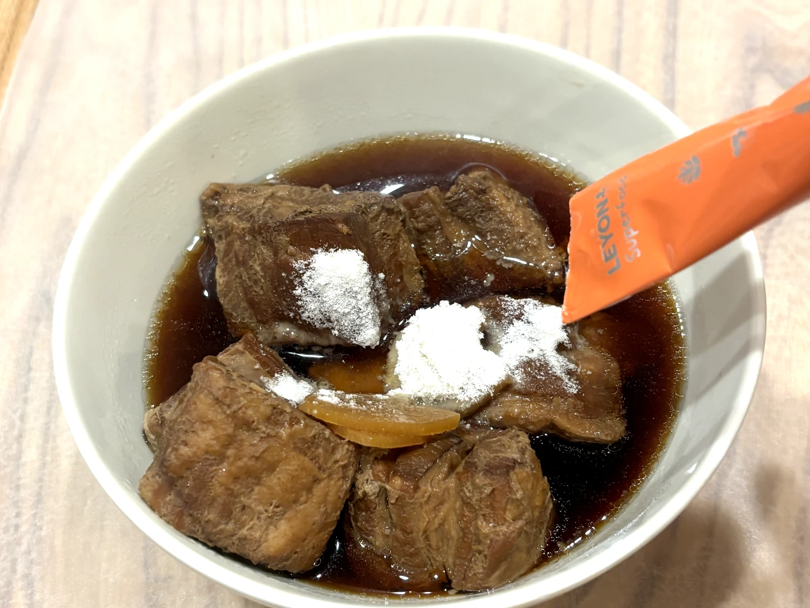 角煮にLEYONをかけたところ