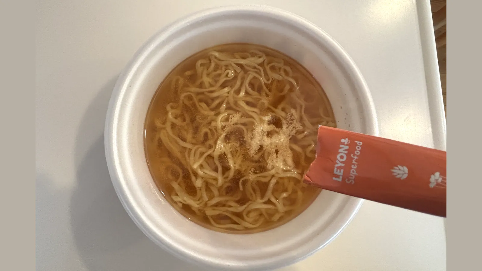 カップラーメンにLEYONをかけたところ