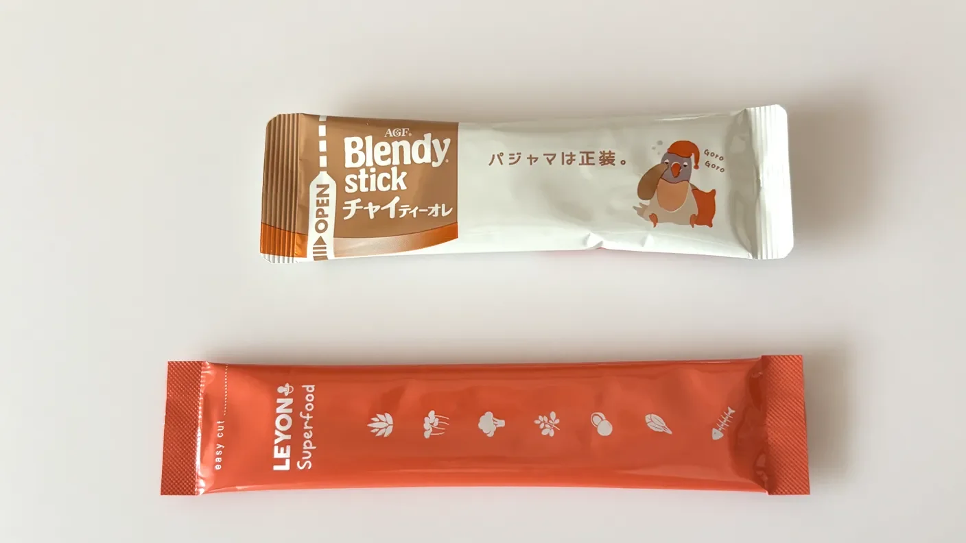 ブレンディのスティック(チャイ・オ・レ)と並べたLEYON