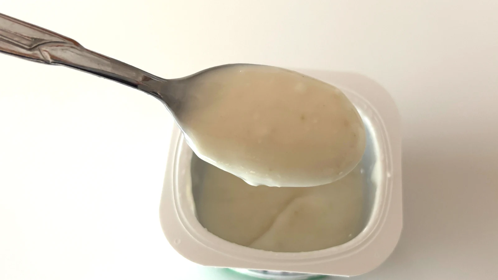 混ぜたヨーグルトをスプーンですくったところ